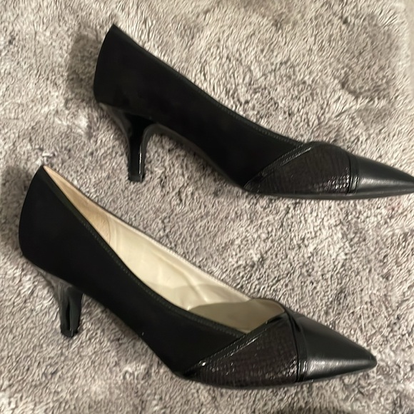 Anne Klein black leather pumps, size 8.5M, EUC - Picture 5 of 7